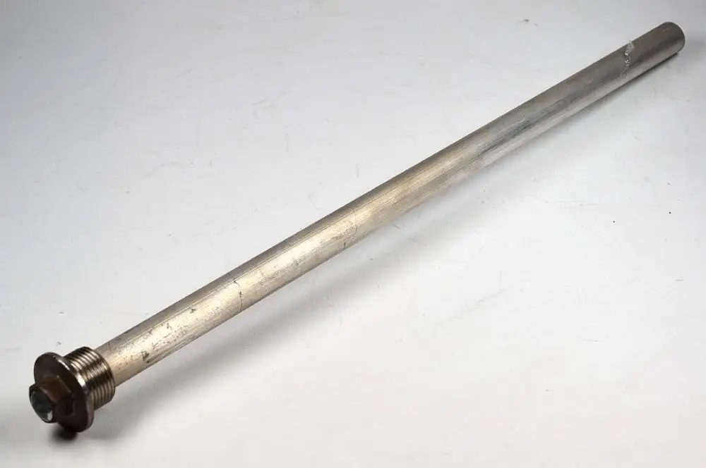 Magnesiumanode von Remko, langes, zylindrisches Metallstück mit einem durchgängigen Gewinde an einem Ende und glatter Oberfläche.