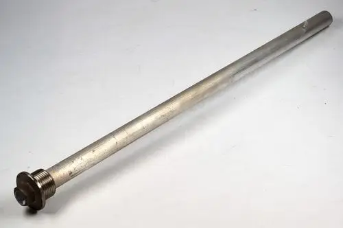 Magnesiumanode von Remko, langes, zylindrisches Metallstück mit einem durchgängigen Gewinde an einem Ende und glatter Oberfläche.