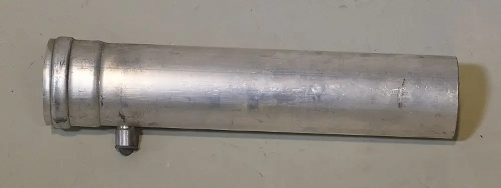 Aluminiumrohr mit seitlichem Anschluss. Es handelt sich um ein Teil von Remko, wahrscheinlich für einen Abgasanschluss. Der Untergrund ist hell und neutral.