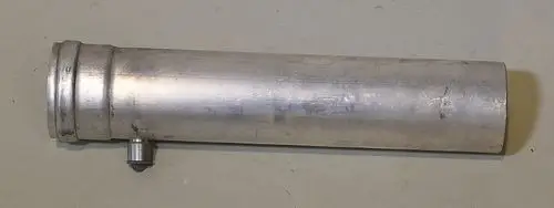 Aluminiumrohr mit seitlichem Anschluss. Es handelt sich um ein Teil von Remko, wahrscheinlich für einen Abgasanschluss. Der Untergrund ist hell und neutral.