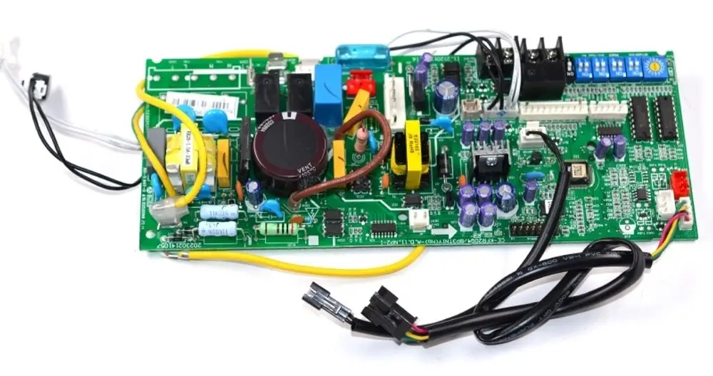 Steuerplatine von Remko mit verschiedenen elektrischen Komponenten, darunter Kondensatoren, Relais und Sicherungen, auf grüner Leiterplatte angeordnet.