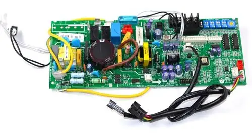 Steuerplatine von Remko mit verschiedenen elektrischen Komponenten, darunter Kondensatoren, Relais und Sicherungen, auf grüner Leiterplatte angeordnet.