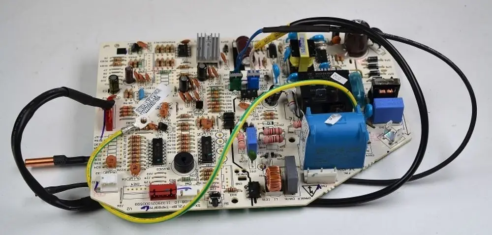 Steuerplatine von Remko mit verschiedenen elektronischen Komponenten, darunter Widerstände, Kondensatoren und Anschlussleitungen.