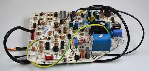 Steuerplatine von Remko mit verschiedenen elektronischen Komponenten, darunter Widerstände, Kondensatoren und Anschlussleitungen.