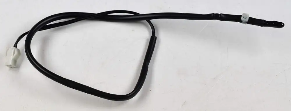 Schwarzes Kabel mit Stecker und Sensor am Ende, möglicherweise für Klimaanlagen oder Heizsysteme, hergestellt von Remko.