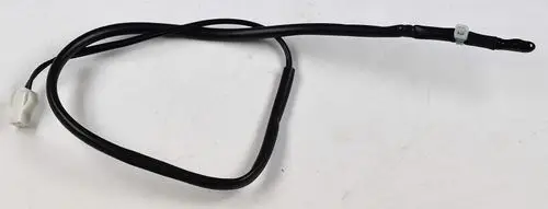 Schwarzes Kabel mit Stecker und Sensor am Ende, möglicherweise für Klimaanlagen oder Heizsysteme, hergestellt von Remko.