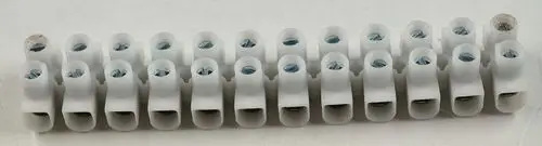 Lüsterklemmleiste von Remko, bestehend aus mehreren weißen Klemmen mit geöffneten Löchern zur Führung von elektrischen Leitungen.