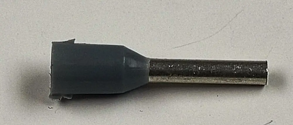 Graue Aderendhülse von Remko mit einem metallischen, runden Ende. Die Hülse hat eine konische Form und ist für elektrische Verbindungen geeignet.