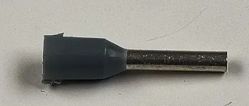 Graue Aderendhülse von Remko mit einem metallischen, runden Ende. Die Hülse hat eine konische Form und ist für elektrische Verbindungen geeignet.