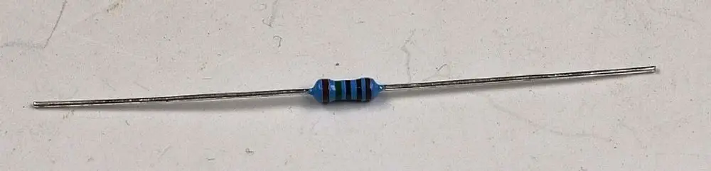 Widerstand in blau-schwarz gestreiftem Design mit zwei Metallanschlüssen, hergestellt von Remko. Geeignet für elektronische Schaltungen.