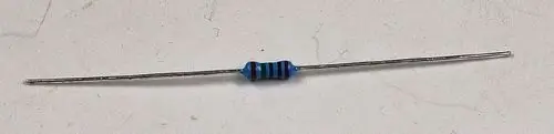Widerstand in blau-schwarz gestreiftem Design mit zwei Metallanschlüssen, hergestellt von Remko. Geeignet für elektronische Schaltungen.