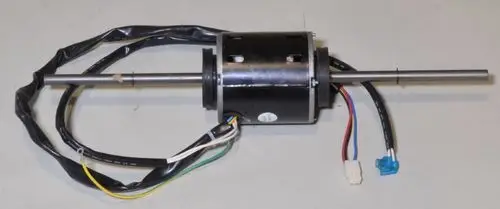 Ventilatormotor von Remko mit einem zentralen Metallgehäuse und angeschlossenen Kabeln. Der Motor hat eine lange Welle für die Montage und Anschlussklemmen für die Stromversorgung.