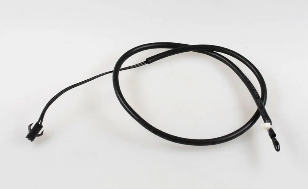 Schwarzes Kabel mit angeschlossenem Stecker und einer Öse. Teil eines Sensors von Remko zur Verwendung in Heizsystemen oder Klimaanlagen.