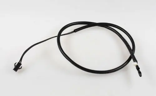 Schwarzes Kabel mit angeschlossenem Stecker und einer Öse. Teil eines Sensors von Remko zur Verwendung in Heizsystemen oder Klimaanlagen.