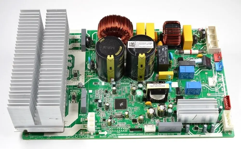 Steuerplatine von Remko mit Kühlkörper, verschiedenen elektronischen Bauteilen, einschließlich Transformatoren, Kondensatoren und Relais auf grünem PCB.