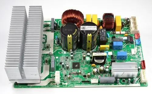 Steuerplatine von Remko mit Kühlkörper, verschiedenen elektronischen Bauteilen, einschließlich Transformatoren, Kondensatoren und Relais auf grünem PCB.