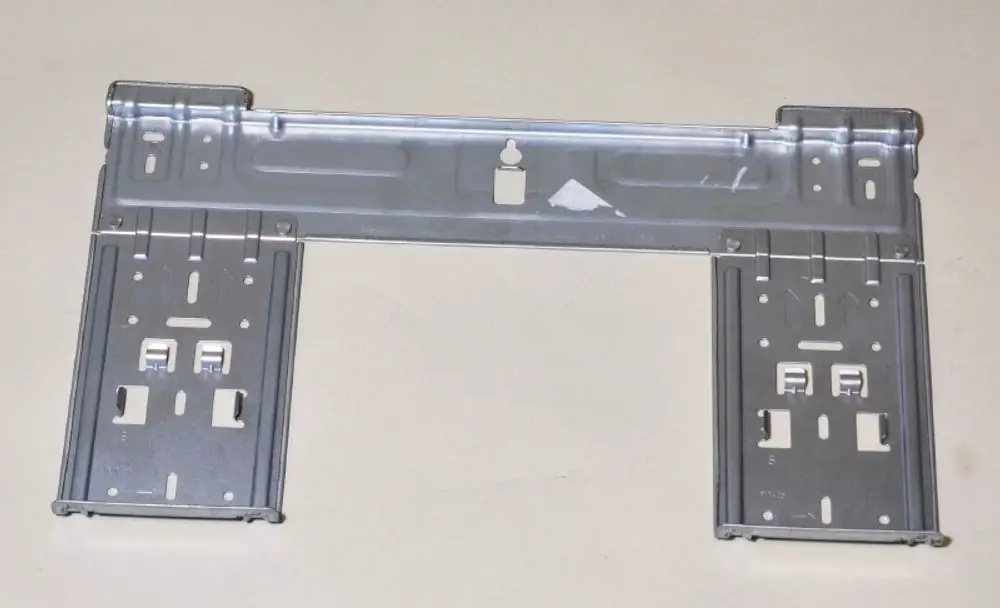 Metallische Wandhalterung mit zwei seitlichen Halterungen für die Befestigung. Produkt von Remko, geeignet zur Montage von Geräten an der Wand.