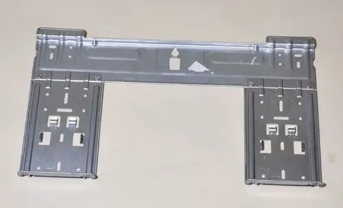Metallische Wandhalterung mit zwei seitlichen Halterungen für die Befestigung. Produkt von Remko, geeignet zur Montage von Geräten an der Wand.