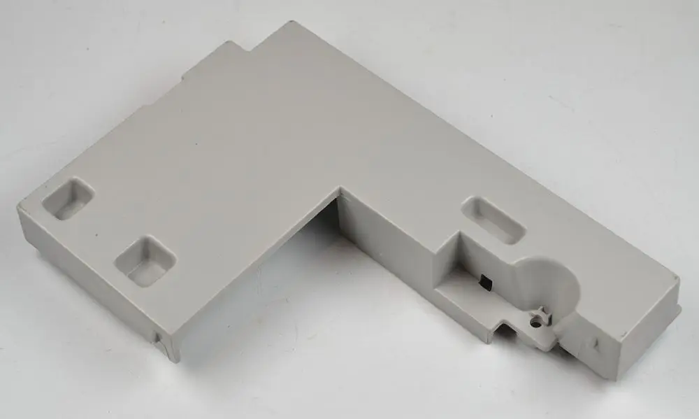 Graue Kunststoffabdeckung von Remko, vermutlich für elektronische Komponenten, mit Aussparungen und Vertiefungen für Montage oder Befestigung.