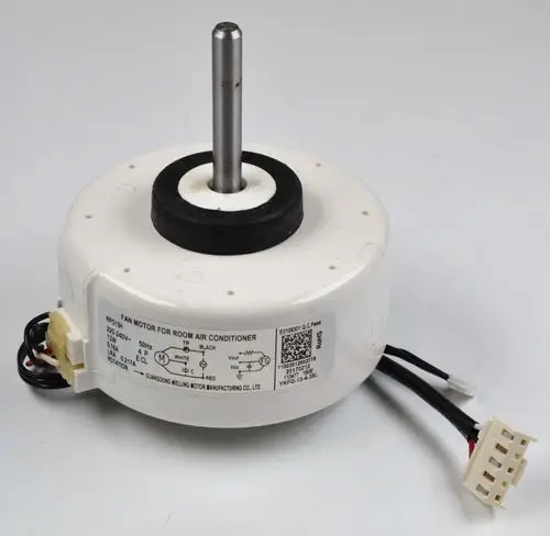 Remko Ventilatormotor mit einem runden Gehäuse und einer Achse. Verbindungsdrähte sichtbar, Beschriftung enthält technische Informationen und Anschlussdetails.