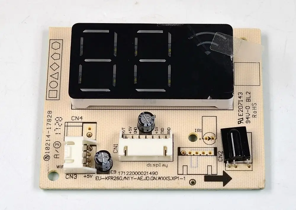 Platine mit Display und mehreren Anschlussmöglichkeiten, die für Produkte von Remko verwendet wird. Enthält Steckverbindungen und elektronische Bauteile zur Steuerung.