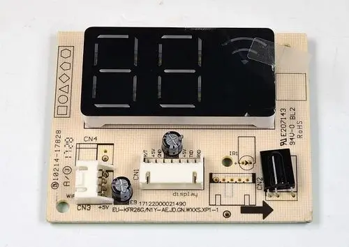 Platine mit Display und mehreren Anschlussmöglichkeiten, die für Produkte von Remko verwendet wird. Enthält Steckverbindungen und elektronische Bauteile zur Steuerung.