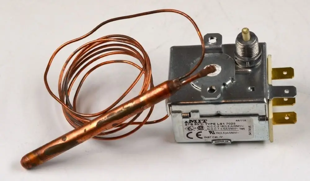 Thermostat mit einem Metallgehäuse, einem langen Sensorrohr und mehreren Anschlussklemmen. Die Marke Remko ist auf dem Produkt sichtbar.