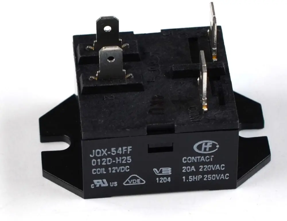 Relais von Remko mit einer Nennspannung von 12V DC. Es besitzt Anschlusskontakte und ist für hohe Spannungen und Ströme ausgelegt.