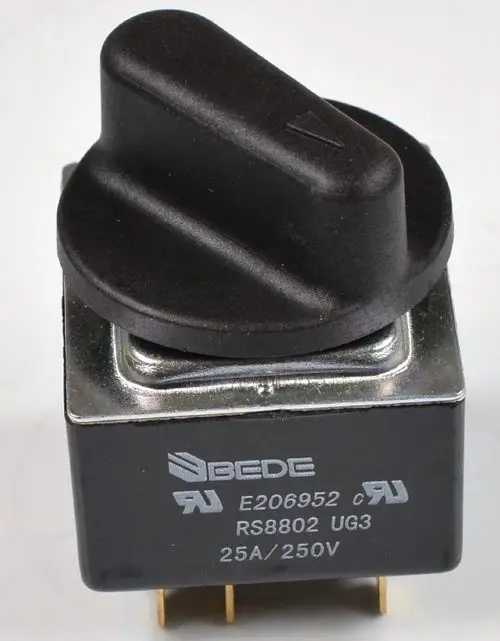 Schwarz-silberner Betriebsschalter mit einem Drehknopf, der eine 3-stufige Funktion zulässt. Zu sehen sind Markierungen sowie technische Daten von Remko.