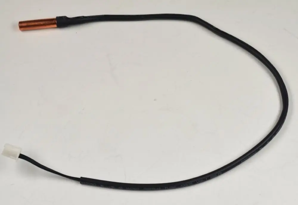Temperatursensor mit einem dünnen Kabel und einer weißen Steckverbindung. Der Sensor hat eine metallische Spitze und gehört zur Marke Remko.