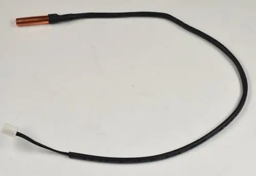 Temperatursensor mit einem dünnen Kabel und einer weißen Steckverbindung. Der Sensor hat eine metallische Spitze und gehört zur Marke Remko.