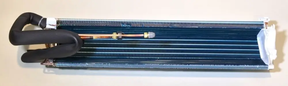 Verdampfer von Remko mit mehreren Kühlrippen und Verbindungsrohren. Einfache Bauform für den Einsatz in Kühl- oder Klimaanlagen.