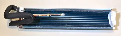 Verdampfer von Remko mit mehreren Kühlrippen und Verbindungsrohren. Einfache Bauform für den Einsatz in Kühl- oder Klimaanlagen.