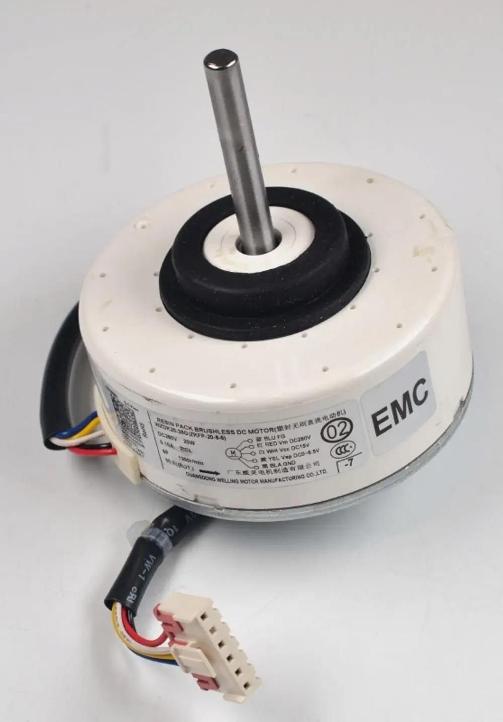 Brushless DC-Motor von Remko mit Anschlusskabel und Stecker, Kunststoffgehäuse, flachen Unterlagen und einer vertikalen Welle.