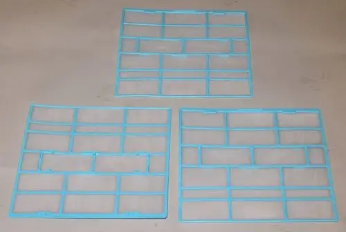 Drei luftdurchlässige Filterrahmen in Blau, hergestellt von Remko, auf einem neutralen Untergrund angeordnet.