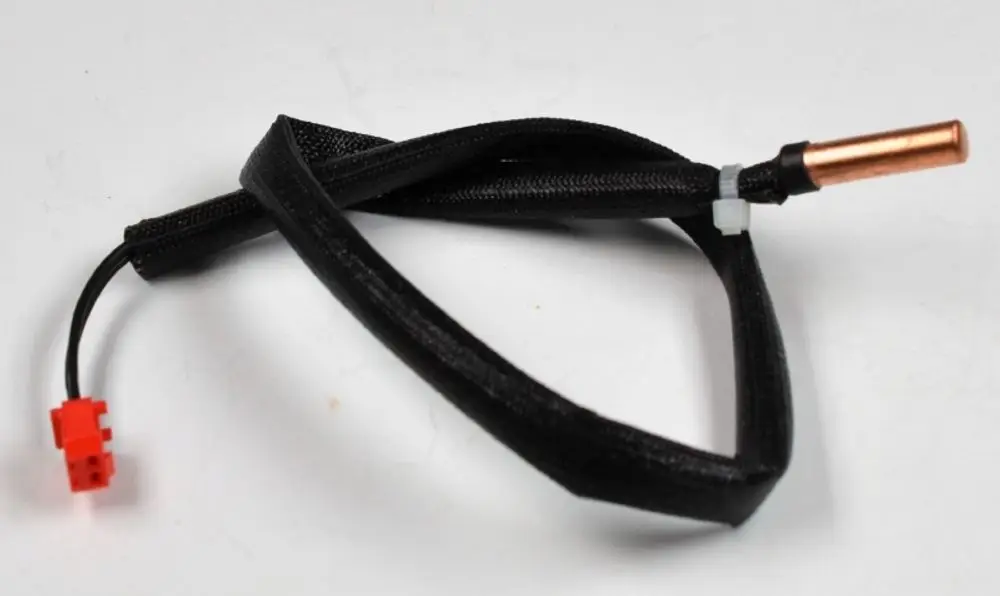 Rohranlegesensor mit schwarzem Kabel und rotem Stecker, verwendet in Kompressoren, hergestellt von Remko. Kupferende sichtbar.