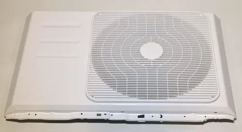 Weißes Vorderblech, ausgestattet mit Lüftergitter, von Remko. Eignet sich für den Einbau in Klimaanlagen oder Kühlgeräte.