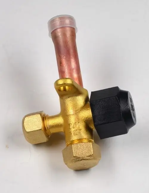 Absperrventil mit goldenem Metallkörper und schwarzem Griff, geeignet für Saugleitungen. Produkt von Remko, abgebildet vor neutralem Hintergrund.