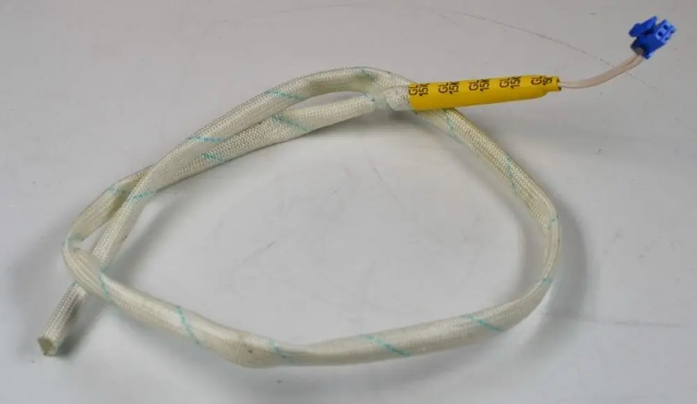 Luftsensor mit flexibler Ummantelung, ausgestattet mit einem blauen Anschlussstecker. Produkt der Marke Remko, typischer Einsatz in Kühl- und Klimaanlagen.