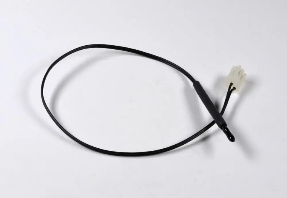 Schwarzes Kabel mit einer Verbindung für einen Sensor, geeignet für Remko Umluftgeräte, um die Luftzirkulation zu überwachen.