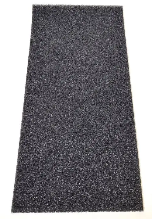 Filtermatte in dunkler Farbe, deutlich strukturierte Oberfläche, passend für Verwendung mit Remko Geräten zur Luftfiltration.