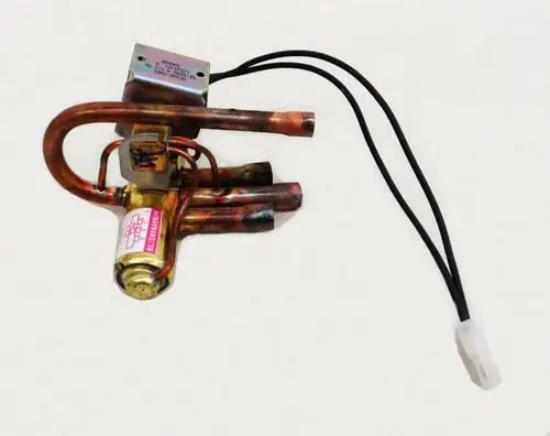 4-Wege-Ventil von Remko mit Spule. Kupferleitungen sind sichtbar, verbunden mit einem Kabel. Das Produkt scheint für eine Klimaanlage oder Heizanlage konzipiert zu sein.