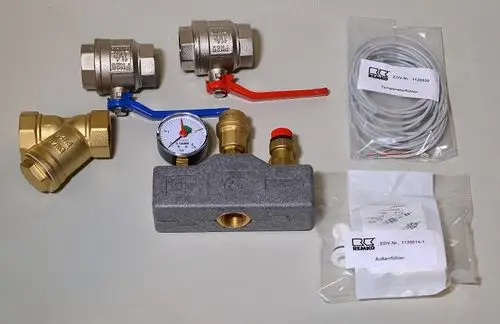 Zubehör-Set mit verschiedenen Ventilen, einem Manometer und Sensoren, alles in standardisierten Größen. Marke Remko.