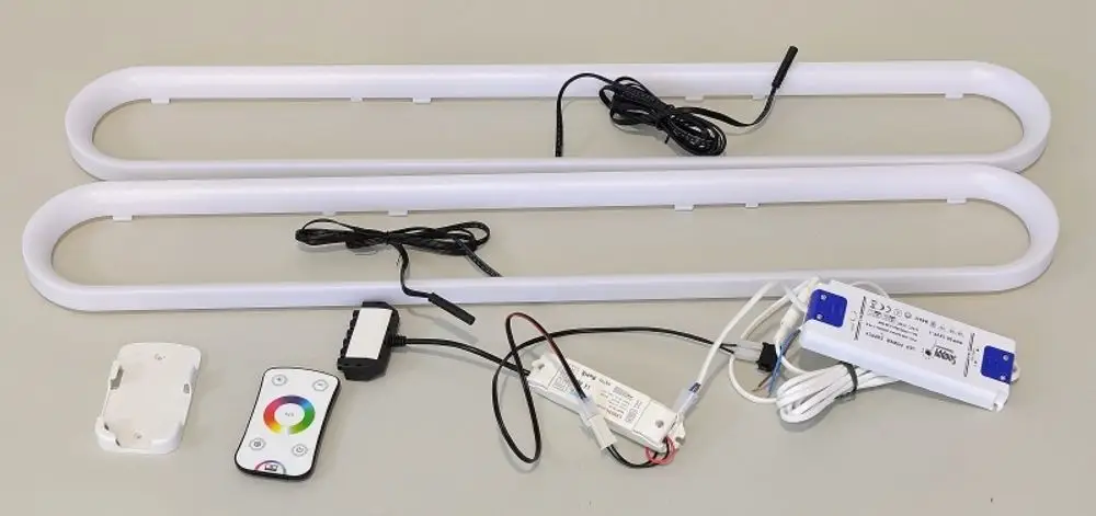 Zwei LED-Leuchten in ovaler Form, mit einem Steuergerät und einer Fernbedienung. Zubehör für RGB-Farbwechsel, hergestellt von Remko. Lebendige Lichtgestaltung möglich.