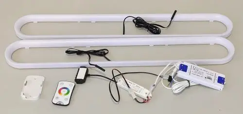 Zwei LED-Leuchten in ovaler Form, mit einem Steuergerät und einer Fernbedienung. Zubehör für RGB-Farbwechsel, hergestellt von Remko. Lebendige Lichtgestaltung möglich.