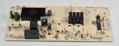 Steuerplatine von Remko mit verschiedenen elektrischen Komponenten, darunter Relais, Kondensatoren und Anschlüsse. Gut strukturiert für Anwendungen in Heizsystemen.