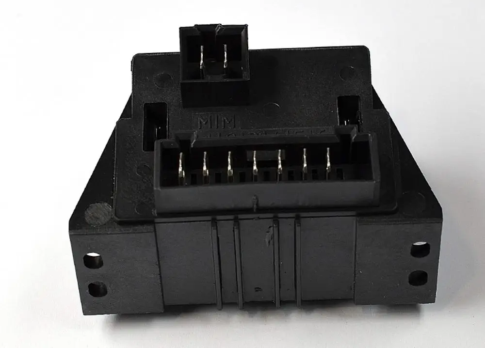 Schwarzer Transformator von Remko mit mehreren Anschlussbuchsen für elektrische Verbindungen. Die Bauform ermöglicht eine einfache Montage in diversen Anwendungen.