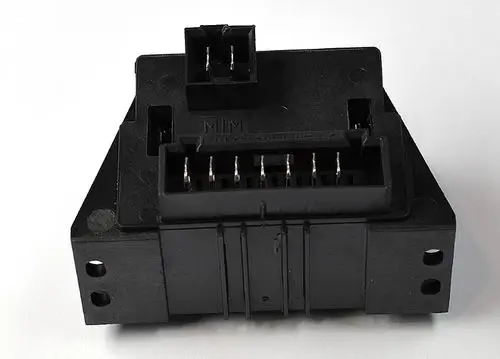 Schwarzer Transformator von Remko mit mehreren Anschlussbuchsen für elektrische Verbindungen. Die Bauform ermöglicht eine einfache Montage in diversen Anwendungen.