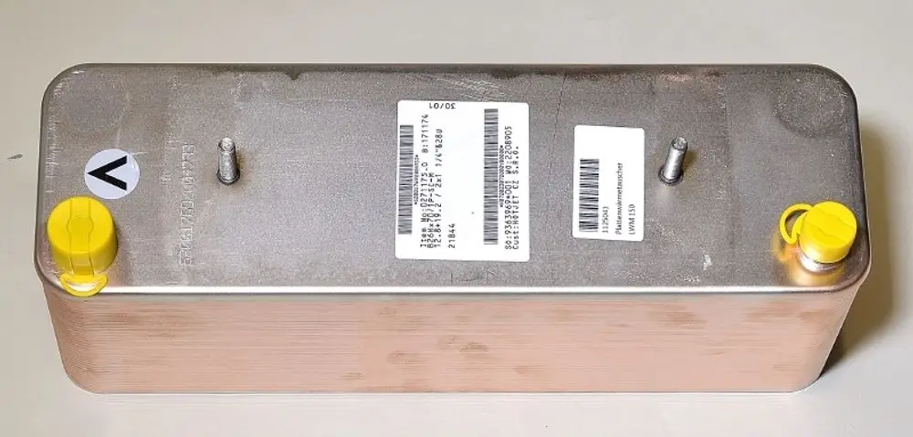 Plattenwärmetauscher von Remko in rechteckiger, metallischer Form mit zwei Anschlussstellen, einer gelben Kappe und Aufklebern zur Identifikation.