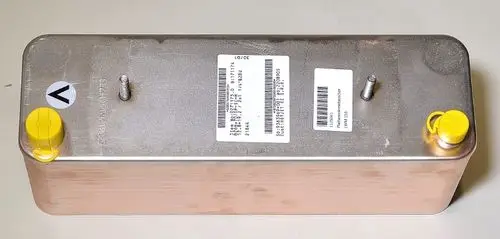 Plattenwärmetauscher von Remko in rechteckiger, metallischer Form mit zwei Anschlussstellen, einer gelben Kappe und Aufklebern zur Identifikation.